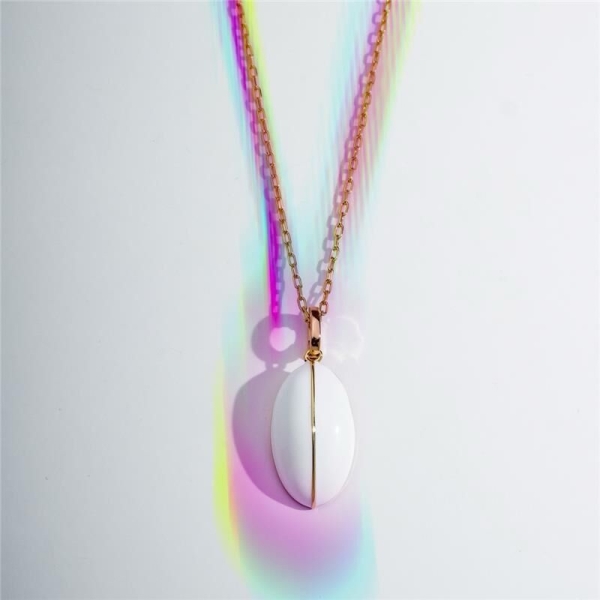 COLAR COM PINGENTE OVAL ESMALTADO BRANCO BANHADO A OURO - Image 3