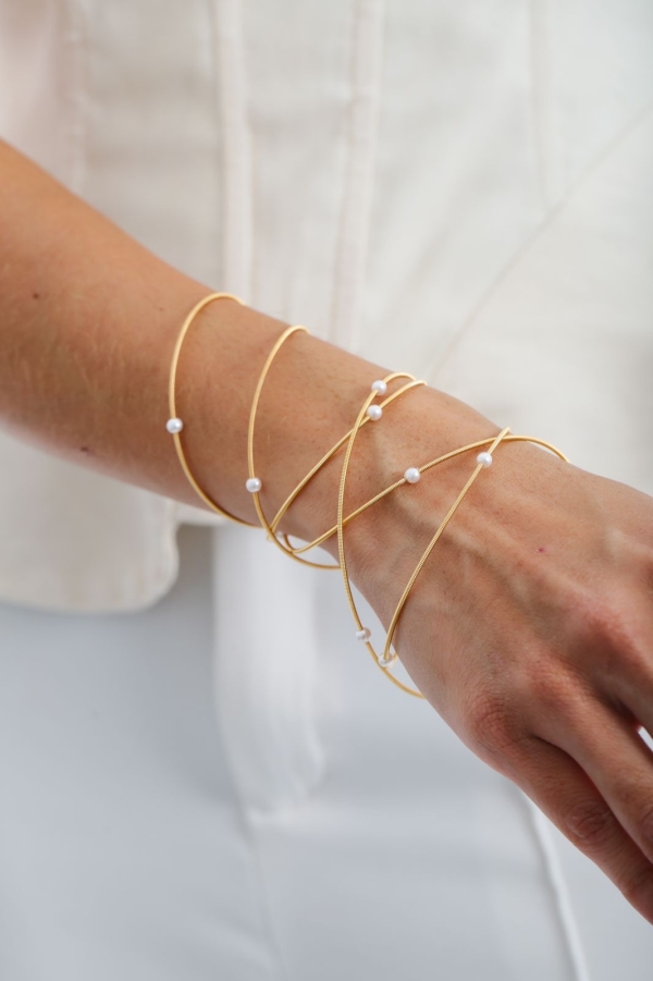 PULSEIRA/COLAR ESTILO CORDA VIOLÃO COM PÉROLAS BANHADO A OURO