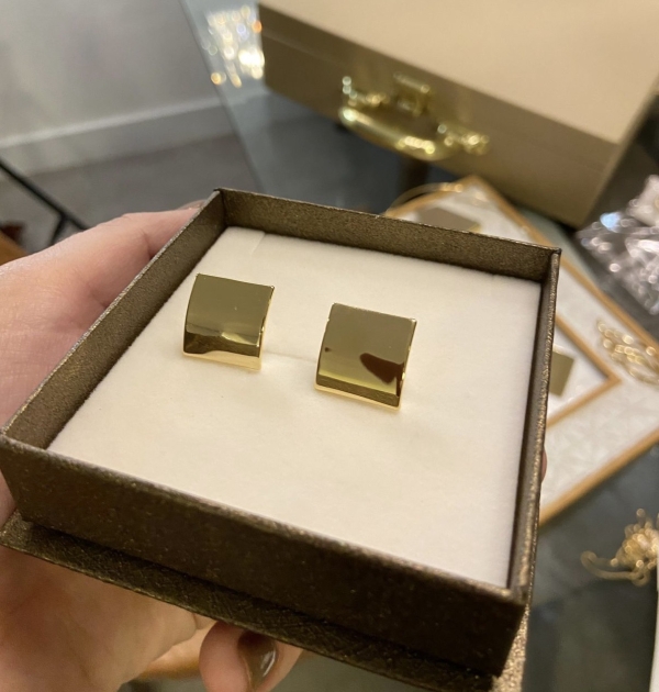 BRINCO QUADRADO ABAULADO E CURVO BANHADO A OURO