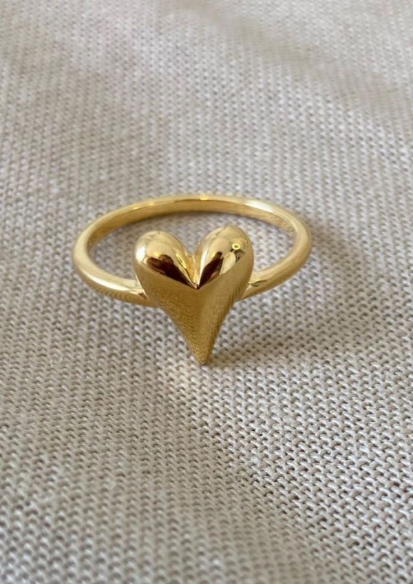 ANEL DE CORAÇÃO LISO E CURVO BANHADO A OURO