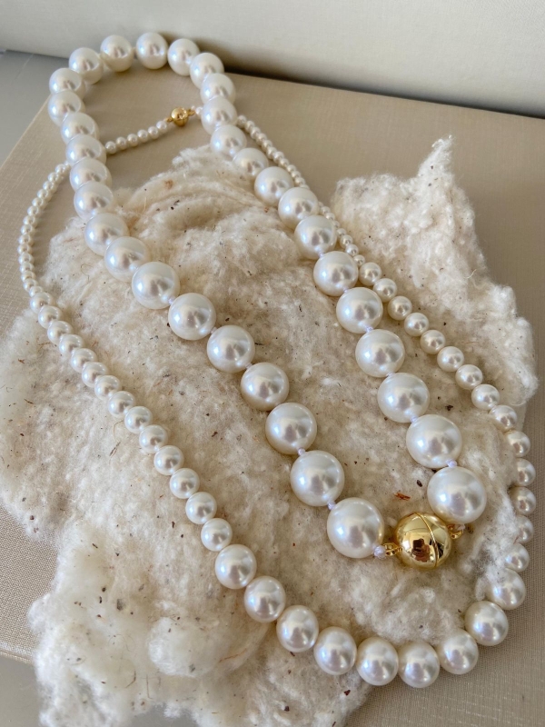 COLAR COM PÉROLAS SHELL DISPERSAS BANHADO A OURO