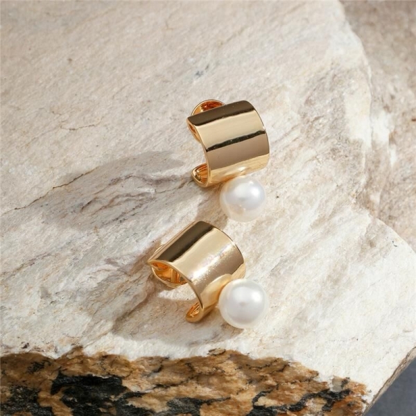 MEIA ARGOLA QUADRADA COM PÉROLA SHELL BANHADA A OURO