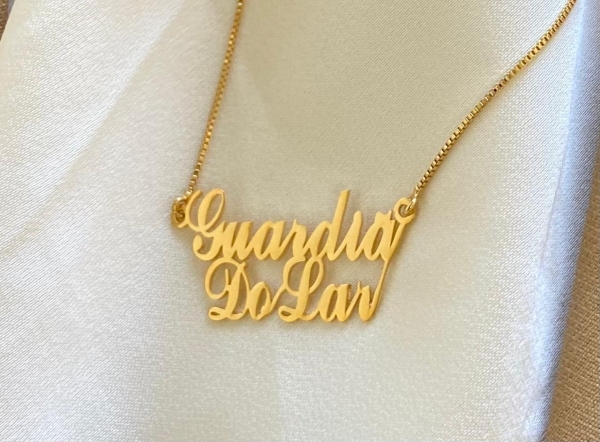 COLAR COM PINGENTE GUARDIÃ DO LAR BANHADO A OURO
