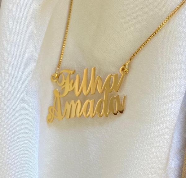COLAR COM PINGENTE FILHA AMADA BANHADO A OURO